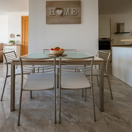 Amazing Terraced Apartment With Free Parking